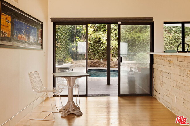 Building Photo - 303 Mavis Dr