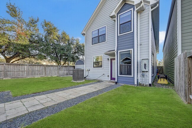 Building Photo - Charming 3-Bedroom Home with Modern Amenit...