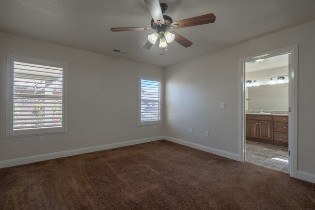 Building Photo - 3 bed 2 bath home with fully-fenced yard
