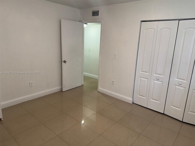 Building Photo - 1321 W 44th St