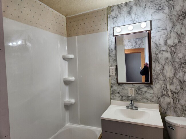 Building Photo - 4 bedroom house