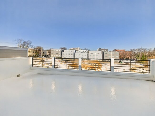 Building Photo - 907 Bainbridge St