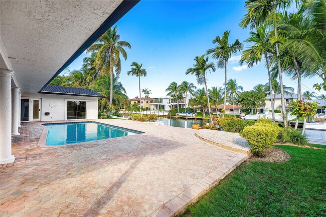 Building Photo - 2443 NE 26th St