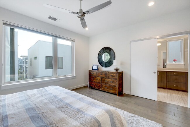 Building Photo - South Austin 3x3.5 Townhome @Bluebonnet Lane