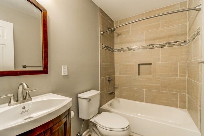 Building Photo - 567 Ashburton Ave