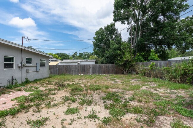 Building Photo - Charming & Rare 4-Bedroom Home in Saint Petersburg!