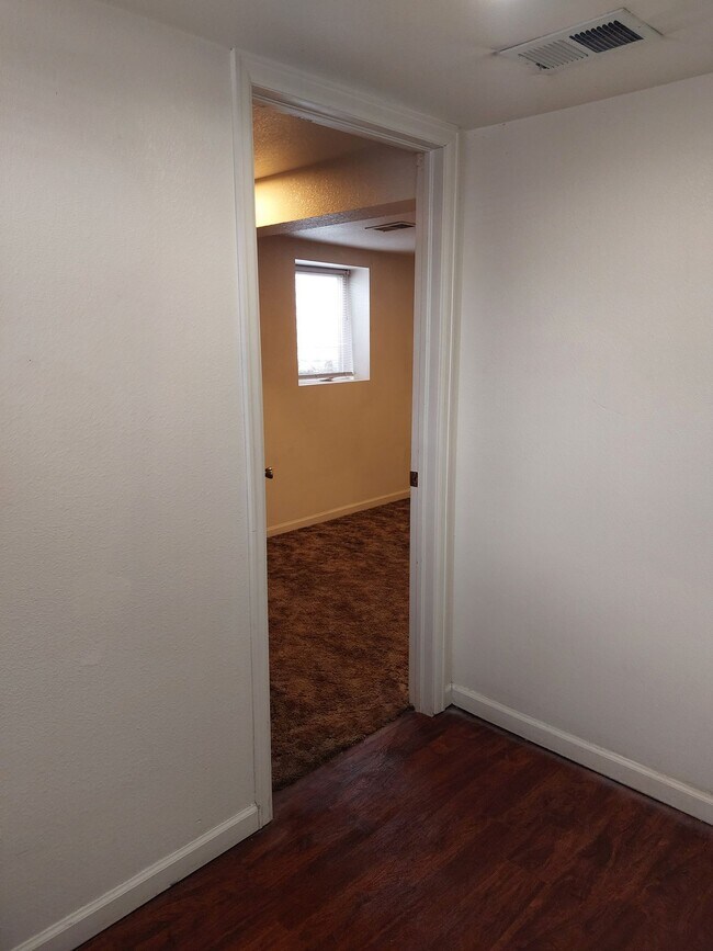 Building Photo - College Housing - 4 bedrooms