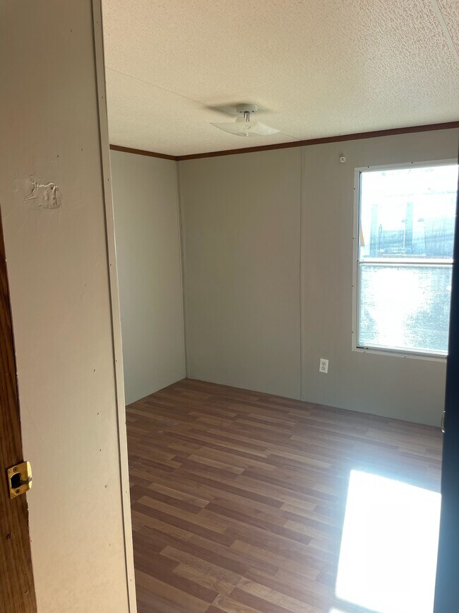 Building Photo - 10 Village Green Ct