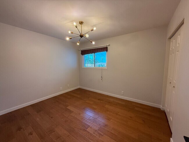 Building Photo - 1115 Balour Dr