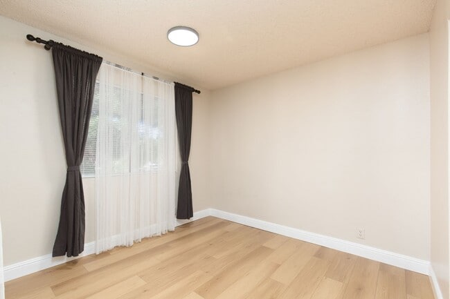 Building Photo - Remodeled 2nd floor unit in gated NW community