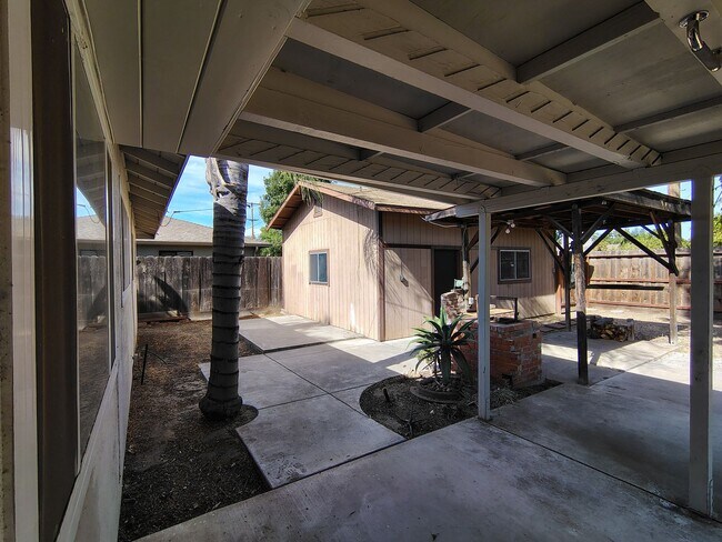 Building Photo - 1806 Enslen Ave