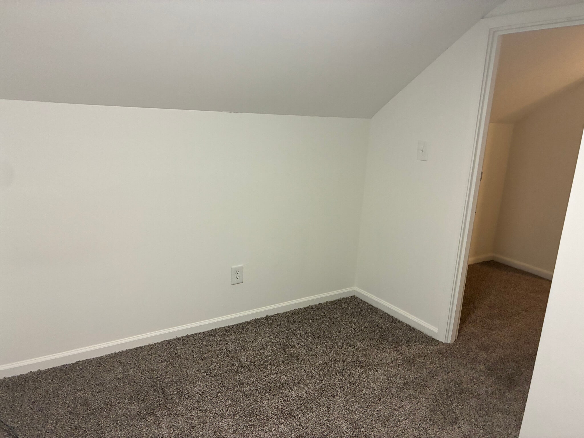 Building Photo - Room in House on Carlton Ave