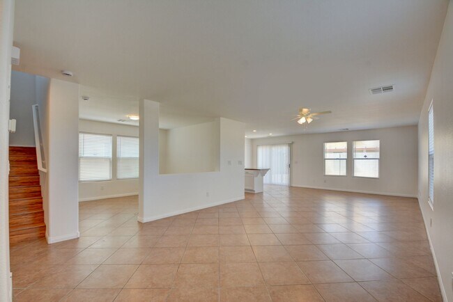 Building Photo - Fabulous 3 bed/2.5 bath two-story home in ...
