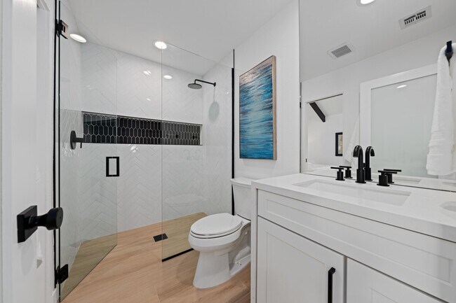 Building Photo - 352 Forest Hills Dr