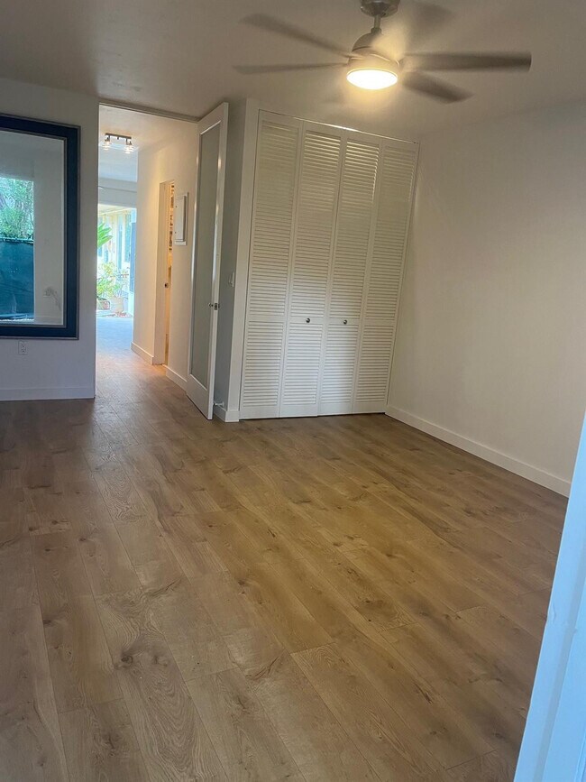 Building Photo - 441 Collins Ave