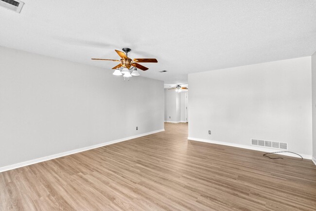 Building Photo - 1302 Williamsburg Dr