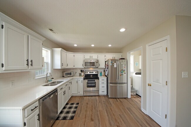 Building Photo - 930 Commons Dr N