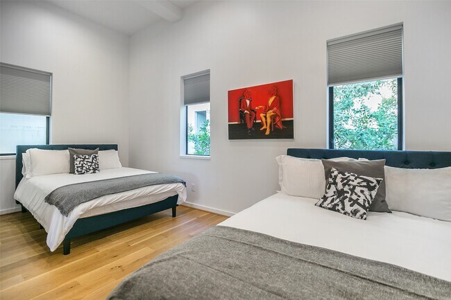 Building Photo - 511 Memorial Heights Dr