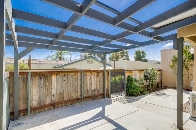 Building Photo - Charming 2BR Home with Attached Garage, Private Patio and a Friendly Community!