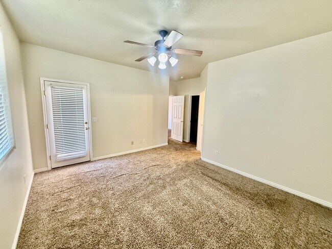 Building Photo - 2050 W Canyon View Dr