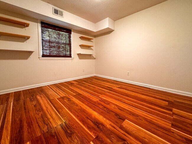 Building Photo - Spacious 4 Bed 2.5 bath Home Close to Fort Bragg