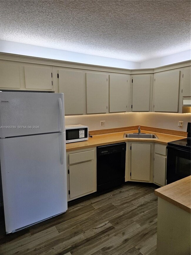 Building Photo - 441 Pine Glen Ln