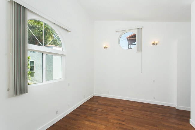 Building Photo - Beautiful spacious house