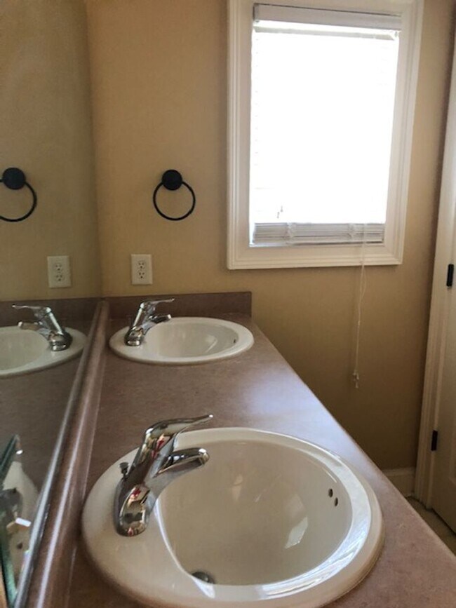 Building Photo - 237 Dogwood Cir