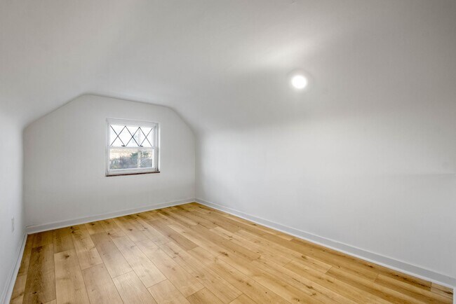 Building Photo - DON'T MISS THIS! BEAUTIFLLY RENOVATED 3 bedroom in Munhall!!