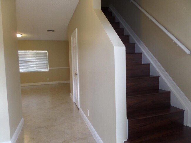 Building Photo - 9661 Santa Rosa Dr