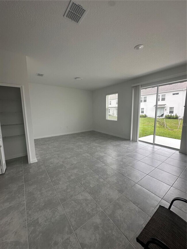 Building Photo - 3063 Chantilly Dr