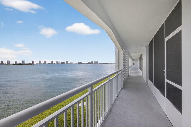 Building Photo - 100 Shore Ct