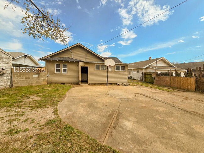 Building Photo - 3 Bed home in Shawnee!