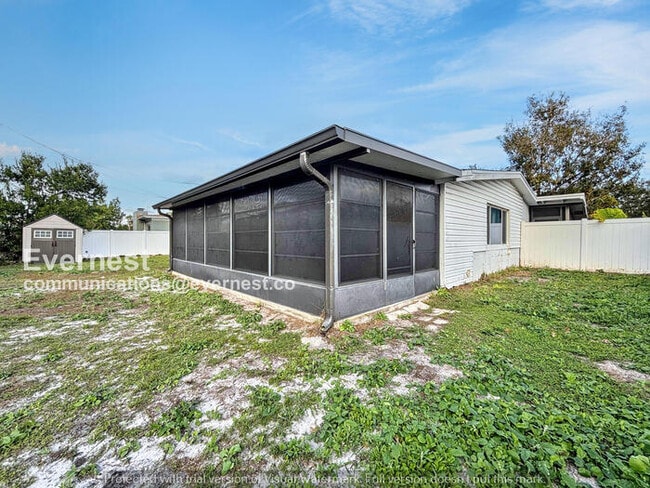 Building Photo - Spacious 4 Bed, 2 Bath Home with Off-Street Parking and Hookups