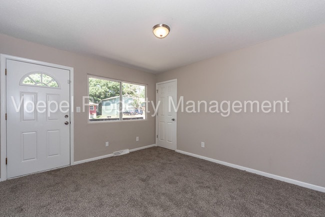 Building Photo - 2 Bedroom 1 Bath Remodeled KCK Duplex