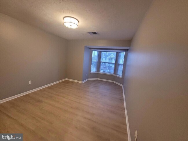 Building Photo - 8921 Town Center Cir