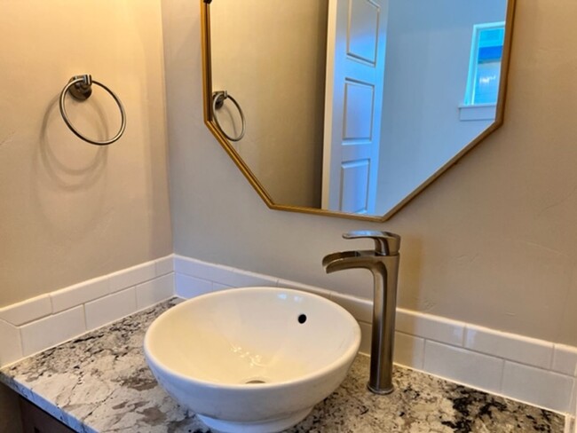 Building Photo - Beautiful Townhouse!