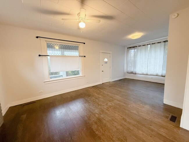 Building Photo - Available Now!! $500 off first month's rent - 2bed, 1 bath house
