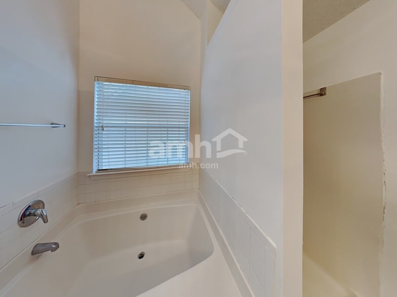 Building Photo - 1864 Tulip Petal Rd