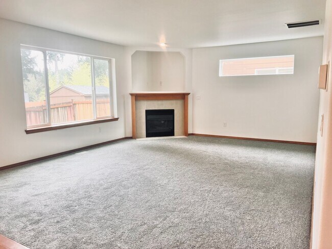 Building Photo - Enormous 4 Bed 2.5Bath + Bonus Room Great Lacey Neighborhood