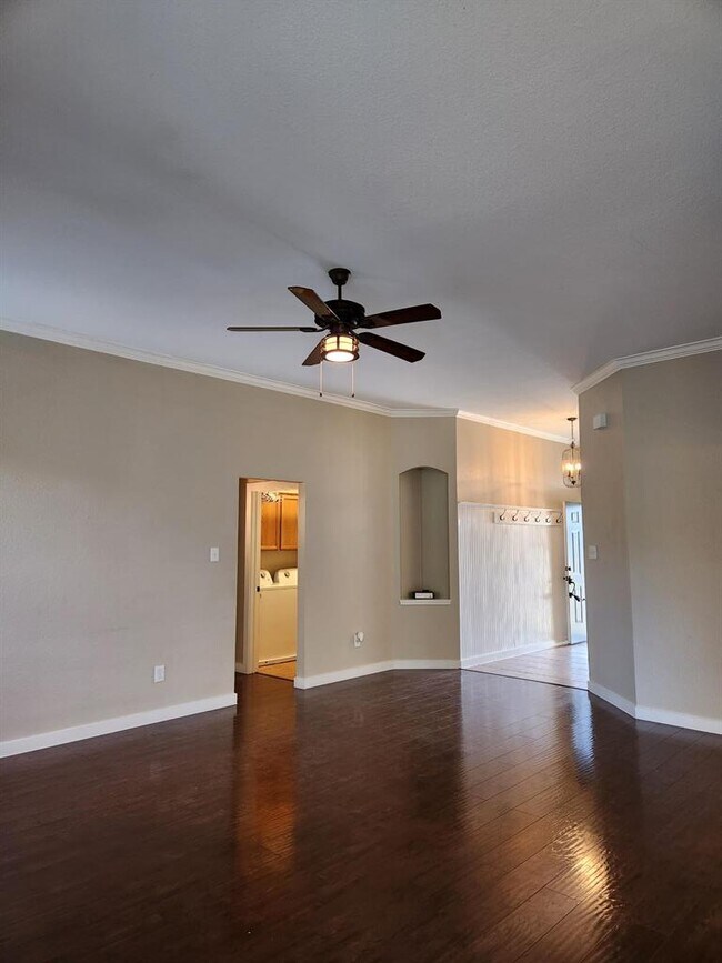 Building Photo - 207 Meadows Ln