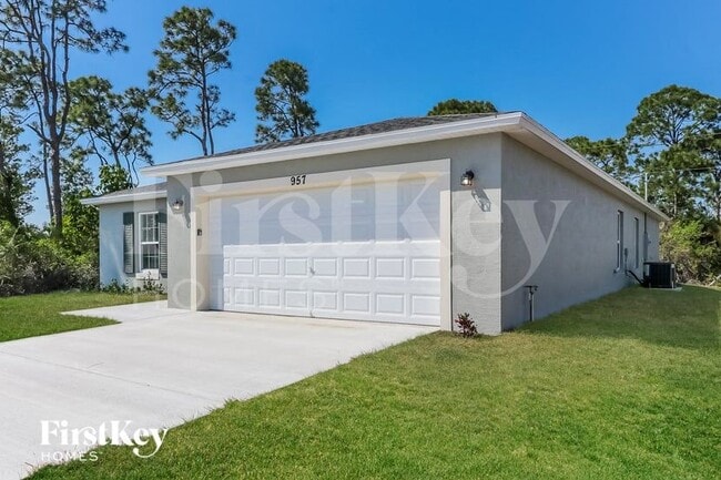 Building Photo - 957 SE Caravan Ave