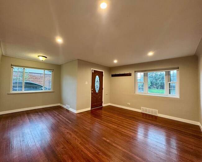 Building Photo - Updated 3 Bedroom 2 Bath Single Family Hom...