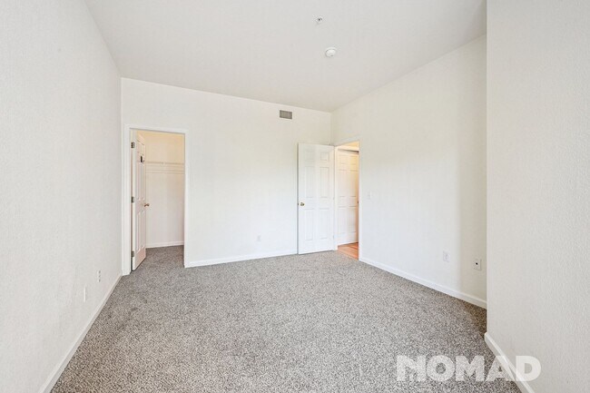 Building Photo - Spacious 3-Bed, 2-Bath Townhome with Garag...