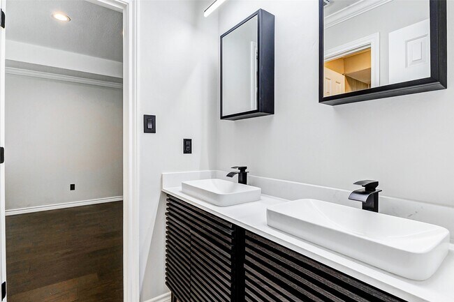 Building Photo - 5807 Mountain View Dr
