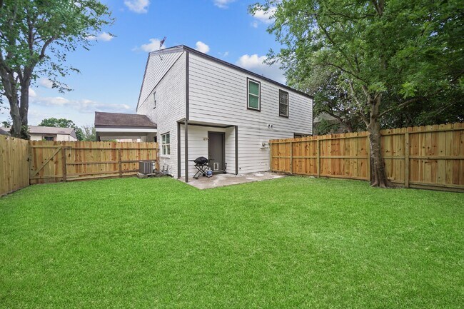 Building Photo - Updated Two-Story Duplex in Pearland with Yard Care Included
