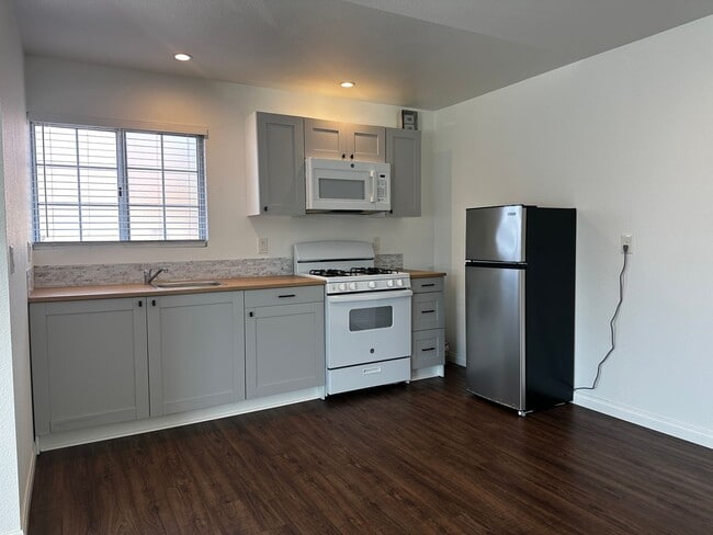 Building Photo - Move-In Special - Charming studio in San M...