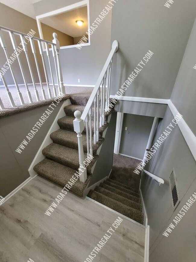 Building Photo - Spacious Home in Hickman Mills School Dist...