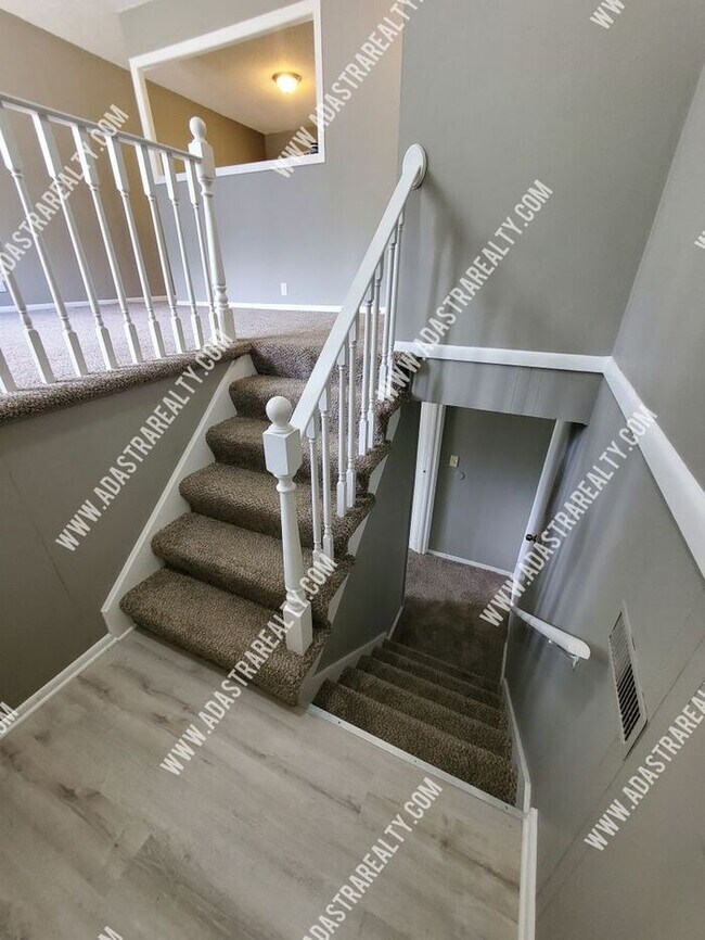 Building Photo - Spacious Home in Hickman Mills School District-Available NOW!!