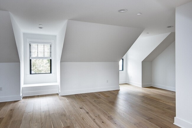 Building Photo - 20 E Redman Ave